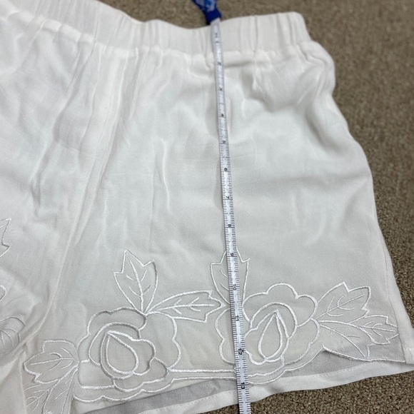 Glamorous: White Embroidered Floral Short, Size M - Picture 6 of 8